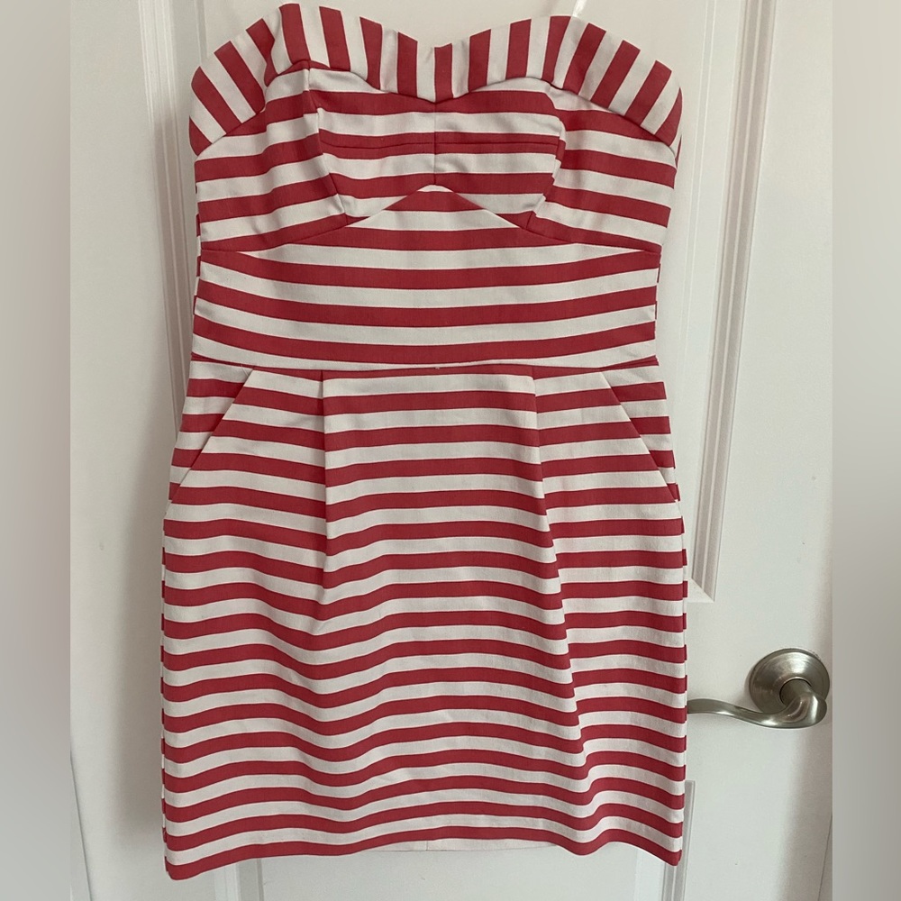 Strapless sweetheart dress.Cinched at waist.fitted on top, loose fit below waist